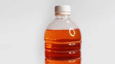 Temiz bir şişede izole edilmiş sıvı deterjan iğnesi. Bu ev temizlik ürünü çamaşır ve temizlik işleri için gereklidir..