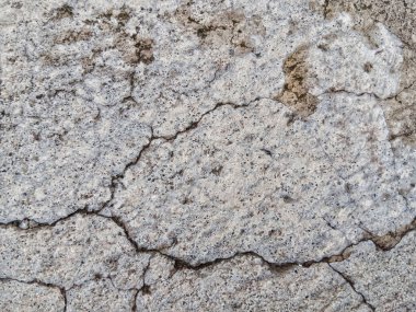 Kırık alçı bir duvarın, pul pul dökülmüş boyalı yakın çekimi. Eski veya endüstriyel tasarımlar yaratmak için ideal