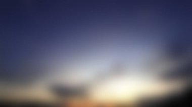 soyut bulanık gün doğumu sahnesi karanlık bir gökyüzü ve yumuşak bir ışık, eşsiz ve sanatsal bir etki yaratır. Bu resim, soyut, sanatsal veya doğa temalı projeler için uygun bulanık bir perspektifle gün doğumunun güzelliğini yakalar.