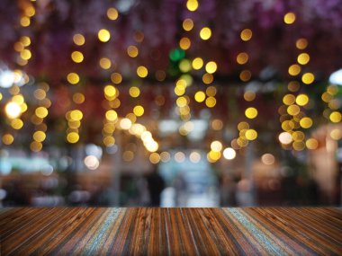 Ürünleri güzel bir gece restoranına yerleştirmek için ahşap masa, masaya koymak için yer, ürün ve yiyecek sergisi.