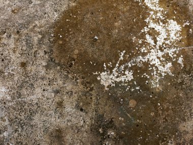 Kirli beton yüzey dokusu yıpranmış lekeler ve lekeler, yaşlanma ve hava tahribatı belirtileri gösteriyor. Bu resim, eski betonun ham ve dokulu yüzeyini yakalar.