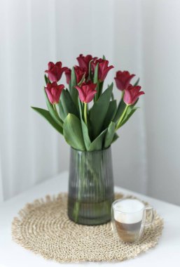 Lale buketi ve bir fincan kahve.