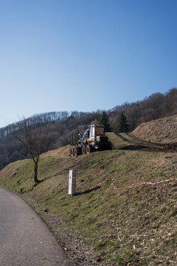 Ormanda traktör bahar işlerinin başlamasını bekliyor.