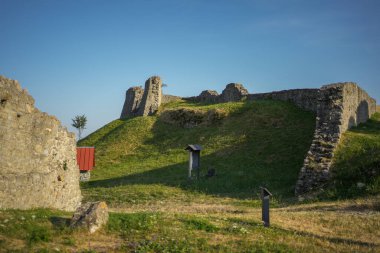Hrad Branc: Manzaralı Tarihi Harabeler