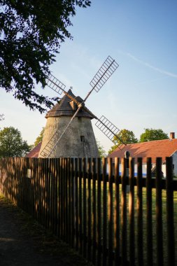 Kuzelov Windmill: Güney Moravya 'nın Kuzelov kentindeki Tarihi Odun Değirmeni, Geleneksel Kırsal Yaşam ve Tarım Mirasının Zamansız Sembolü Olarak Duruyor