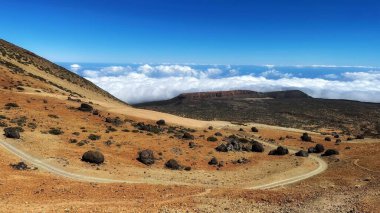Tenerife Vadisi yanardağı. Volkan kraterinden çok uzak değil. Büyük volkanik kaya. Güzel mavi bir gökyüzünün arka planında.
