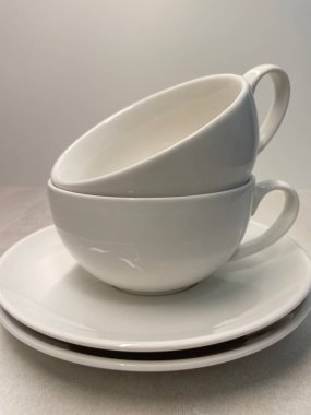 Tabaklı beyaz porselen kapuçino bardakları