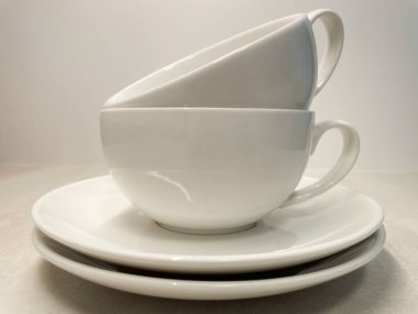 Tabaklı beyaz porselen kapuçino bardakları