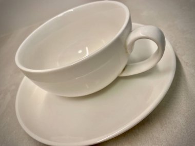 Tabaklı beyaz porselen kapuçino bardakları