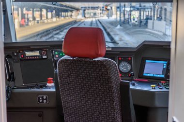 Bir trenin sürücü koltuğu seyahat sırasında konfor ve destek için tasarlanmış belirgin bir kırmızı başlık içerir.