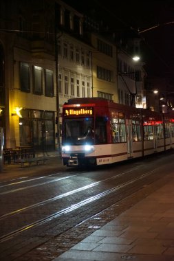 Amsterdam, Hollanda - 10 Ocak, 2019: Gece yarısı Amsterdam tramvayı. Amsterdam, en kalabalık yer.