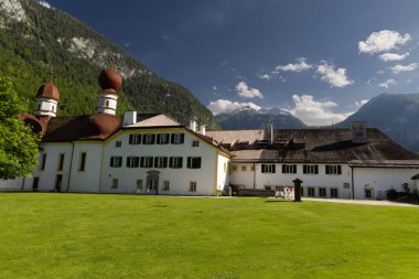 Kehlsteinhaus, Almanya 'nın güneydoğusundaki Berchtesgaden kasabası yakınlarındaki Obersalzberg üzerinde yükselen kayalık bir çıkıntı olan Kehlstein zirvesinde inşa edilmiş bir Nazi binasıdır. Sadece Nazi Partisi üyeleri tarafından hükümet için kullanılıyordu.