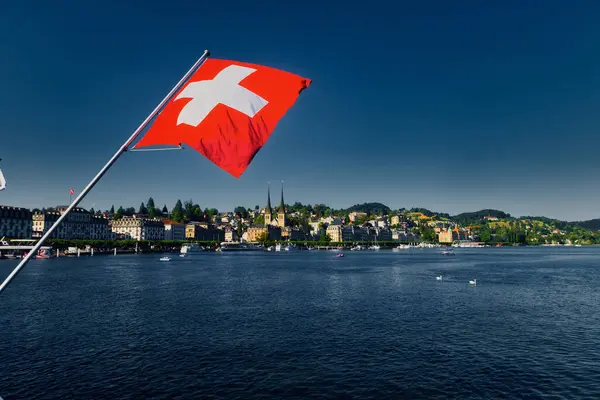 Bandeira Suíça Frente Lago Lucerna Town — Fotografia de Stock
