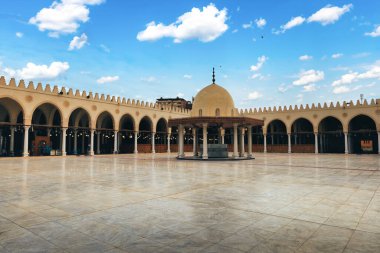 Al Jame Al Atiq - Mısır ve Afrika 'da (M.S. 641-642 yılları arasında Fustat' ta inşa edilen ve daha sonra Kahire 'nin bir parçası haline gelen) inşa edilen ilk camii olarak da bilinir.
