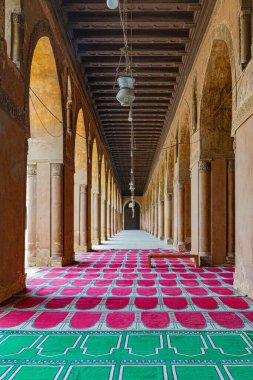 Bu büyük caminin inşaatı MS 876 yılında başladı ve Milattan sonra 879 yılında Mısır 'ın Abbasi Valisi Ahmad ibn Tulun tarafından tamamlandı. Tasarımı, o zamanlar Irak 'ın Samarra kentindeki Abbasi mimarisinden esinlenilmiştir. Özellikle de en büyük silah.