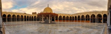 Al Jame Al Atiq - Mısır ve Afrika 'da (M.S. 641-642 yılları arasında Fustat' ta inşa edilen ve daha sonra Kahire 'nin bir parçası haline gelen) inşa edilen ilk camii olarak da bilinir.