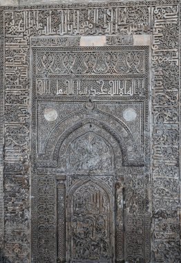 Bu büyük caminin inşaatı MS 876 yılında başladı ve Milattan sonra 879 yılında Mısır 'ın Abbasi Valisi Ahmad ibn Tulun tarafından tamamlandı. Tasarımı, o zamanlar Irak 'ın Samarra kentindeki Abbasi mimarisinden esinlenilmiştir. Özellikle de en büyük silah.