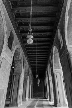 Bu büyük caminin inşaatı MS 876 yılında başladı ve Milattan sonra 879 yılında Mısır 'ın Abbasi Valisi Ahmad ibn Tulun tarafından tamamlandı. Tasarımı, o zamanlar Irak 'ın Samarra kentindeki Abbasi mimarisinden esinlenilmiştir. Özellikle de en büyük silah.
