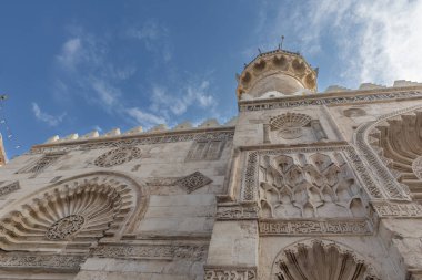 Al Jame Al Aqmar Mescid Kahire 'de inşa edilmiş. M.S 1125. Ayışığı Camii olarak da bilinir.