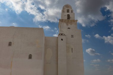 Muqattam Hills 'in tepesinde Juyushi Camii (M.S. 1085) panoramik Kahire manzarası sunar. Fatimid vezir Bedir al-Cemali tarafından yaptırıldı. Basit ama anıtsal Fatimid mimarisi. Konumu ve tarihi önemi dikkat çekicidir..