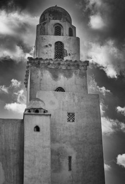 Muqattam Hills 'in tepesinde Juyushi Camii (M.S. 1085) panoramik Kahire manzarası sunar. Fatimid vezir Bedir al-Cemali tarafından yaptırıldı. Basit ama anıtsal Fatimid mimarisi. Konumu ve tarihi önemi dikkat çekicidir..