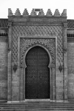 Festivalde, caminin büyük olasılıkla bir parçası olan güzel süslenmiş bir kemerli kapı yer alıyor. Ayrıntılı oymalar ve kalıplarla karışık taş işçiliği İslami mimari tasarımı sergiliyor. Koyu renkli, karmaşık desenli kapılar çarpıcı bir kontrasttır.