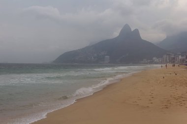 Rio de Janeiro, Brezilya - 8 Haziran 2022: Leblon Plajı 'nda bulutlu bir gün - Ipanema, Rio de Janeiro, Brezilya