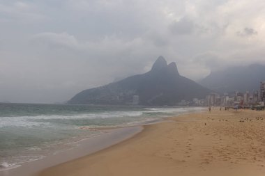 Leblon Plajı 'nda bulutlu bir gün - Ipanema, Rio de Janeiro, Brezilya