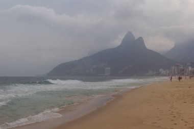 Rio de Janeiro, Brezilya - 8 Haziran 2022: Leblon Plajı 'nda bulutlu bir gün - Ipanema, Rio de Janeiro, Brezilya