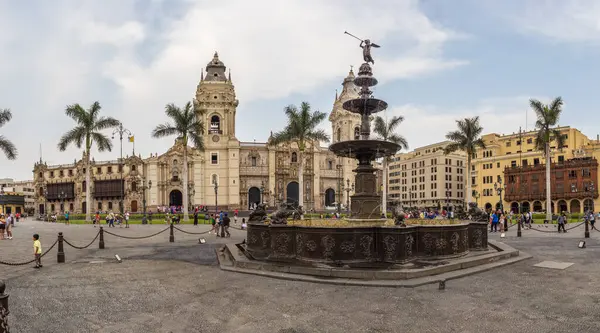 Lima, Peru - 22 Şubat 2025 Lima Meydanı Çeşmesi