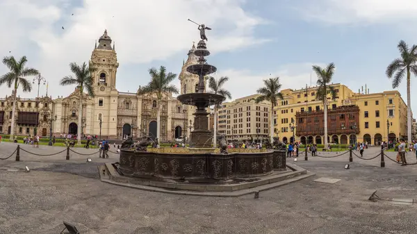 Lima, Peru - 22 Şubat 2025 Lima Meydanı Çeşmesi