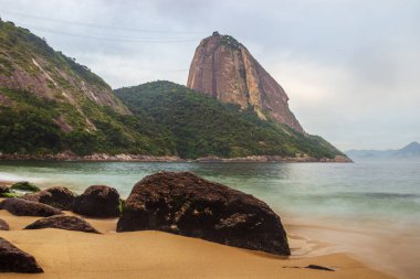 Praia Vermelha 'da kayalar (Kızıl Plaj), Urca, Rio de Janeiro - Brezilya
