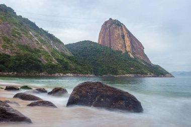 Praia Vermelha 'da kayalar (Kızıl Plaj), Urca, Rio de Janeiro - Brezilya