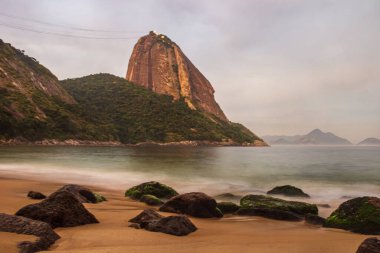 Praia Vermelha 'da kayalar (Kızıl Plaj), Urca, Rio de Janeiro - Brezilya