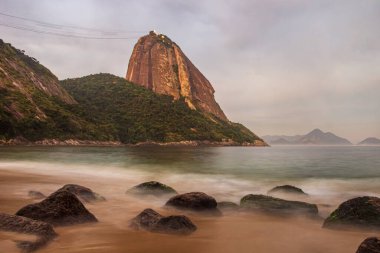 Praia Vermelha 'da kayalar (Kızıl Plaj), Urca, Rio de Janeiro - Brezilya