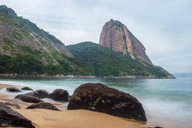 Praia Vermelha 'da kayalar (Kızıl Plaj), Urca, Rio de Janeiro - Brezilya