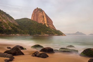 Praia Vermelha 'da kayalar (Kızıl Plaj), Urca, Rio de Janeiro - Brezilya