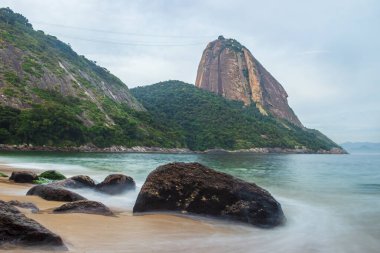 Praia Vermelha 'da kayalar (Kızıl Plaj), Urca, Rio de Janeiro - Brezilya
