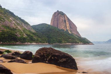 Praia Vermelha 'da kayalar (Kızıl Plaj), Urca, Rio de Janeiro - Brezilya