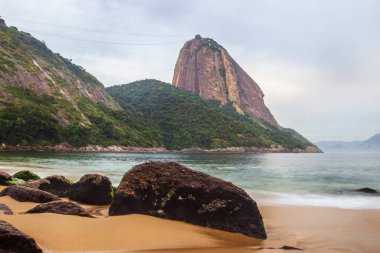 Praia Vermelha 'da kayalar (Kızıl Plaj), Urca, Rio de Janeiro - Brezilya