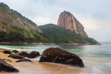 Praia Vermelha 'da kayalar (Kızıl Plaj), Urca, Rio de Janeiro - Brezilya