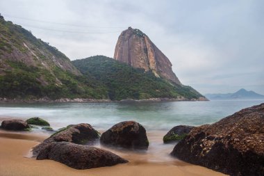 Praia Vermelha 'da kayalar (Kızıl Plaj), Urca, Rio de Janeiro - Brezilya