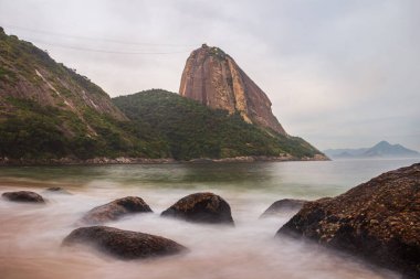 Praia Vermelha 'da kayalar (Kızıl Plaj), Urca, Rio de Janeiro - Brezilya