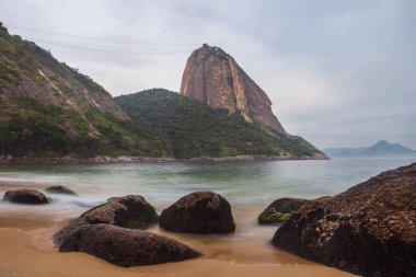 Praia Vermelha 'da kayalar (Kızıl Plaj), Urca, Rio de Janeiro - Brezilya