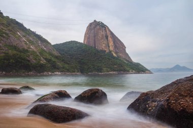 Praia Vermelha 'da kayalar (Kızıl Plaj), Urca, Rio de Janeiro - Brezilya