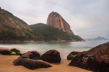Praia Vermelha 'da kayalar (Kızıl Plaj), Urca, Rio de Janeiro - Brezilya