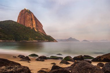 Praia Vermelha 'da kayalar (Kızıl Plaj), Urca, Rio de Janeiro - Brezilya