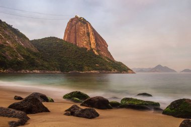 Praia Vermelha 'da kayalar (Kızıl Plaj), Urca, Rio de Janeiro - Brezilya