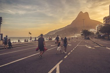 Ipanema 'nın Vieira Souto Bulvarı' nda Altın Gün Batımı Rio de Janeiro, Brezilya