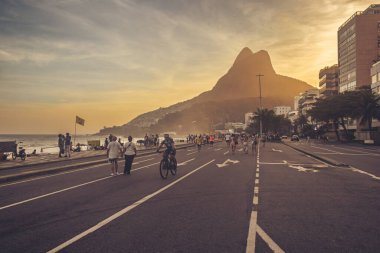 Ipanema 'nın Vieira Souto Bulvarı' nda Altın Gün Batımı Rio de Janeiro, Brezilya